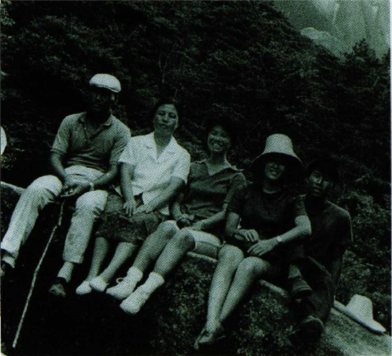 1976년 가족과 설악산에서.bmp